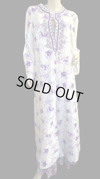 画像1: プリントポリエステルガラベーヤ☆white purple flower ☆前開きタイプ☆フロントオープン (1)